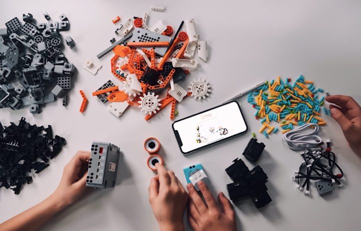 Online derste kullanılan robotik parçalar ve telefon ekranı