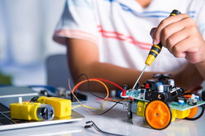 Bir öğrencinin online rehberlikle robot devresi üzerinde çalışması